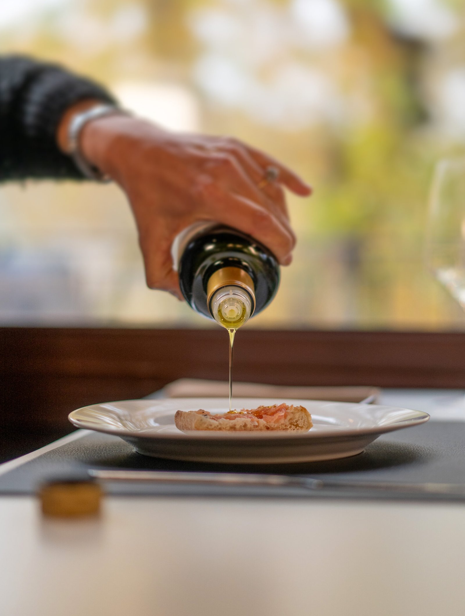 Botella_Cristal_Cocina_aceite de oliva virgen extra_chorro